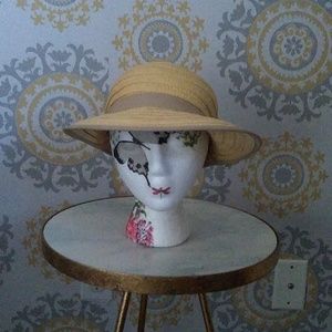 Straw sun hat with sun visor and ribbon. In a natural fiber straw shade.